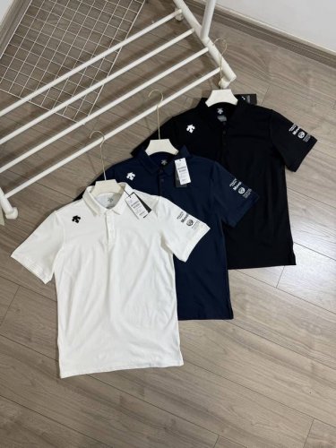 丶上新 迪桑特Polo衫 细节图 迪桑特 Descente 纯色徽标Logo 男女同款夏季新款翻领短袖Polo衫 订制面料，细节到位，极具质感！定制纽扣自带身份