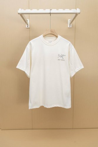 挂拍图 顶级版本-款号X04 Arc' Teryx始祖鸟 24Ss 明线拼接 正品打版反光印花 印花短袖T恤 采用280克全棉40支双股爽滑透气排汗面料，原版订
