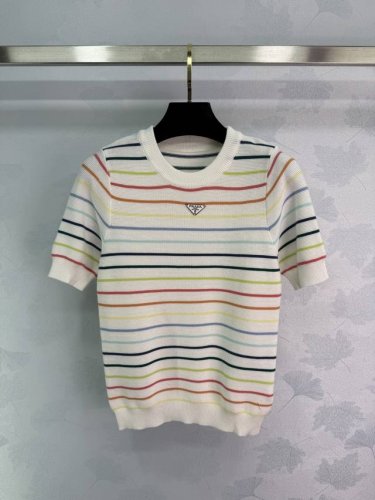 prada*25春夏新款系列 彩色条纹短袖针织衫，经典款式，胸前配有prada标志，增添精致感！俏皮减龄显白 日常出行或轻松聚会轻松驾驭！1色3码Sml T22