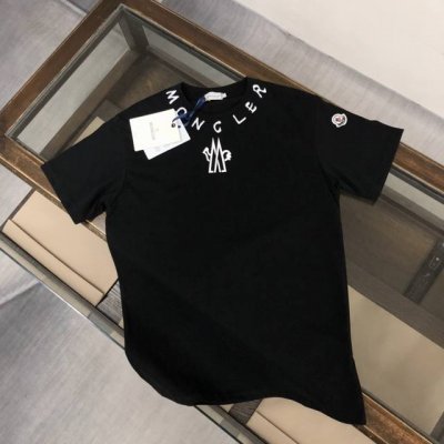 Mon*Cler 蒙口 新款上市 专柜系列纯棉T恤！260克定制棉，纯棉水洗面料，面料柔软舒适，全新设计灵感，极具时尚代表性！精致领口印花Logo设计！手感舒适