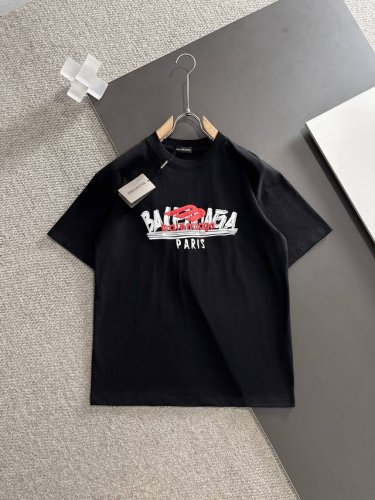 巴黎春夏新款首发专柜最新款短袖圆领T恤 高端订制 设计前卫时尚！品牌Logo重工艺设计 高端定制230克面料.手感柔软.穿着舒适.专柜级别精致车线.颜色：黑色。