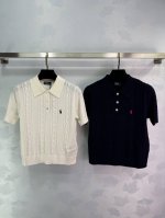 po*2025新品上架 针织翻领短袖 定制Yb全棉纱线织造 透气舒适 弹力好穿 针织翻领半开襟上衣剪裁 通体利用钩针肌理交织 勾勒出绞花纹理图案 凸显穿搭高级感