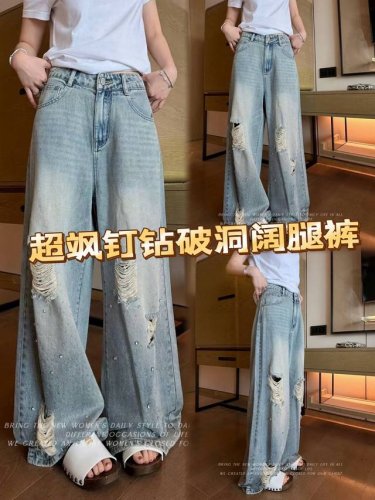 超飒钉钻破洞阔腿牛仔裤，简直是时尚王炸单品！浅蓝色牛仔布，随性破洞设计，不羁又个性，搭配闪耀钉钻，瞬间提升精致度。高腰版型拉长腿部线条，宽松阔腿遮肉显瘦。无论是