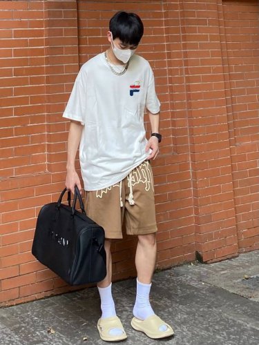 上新！Fila 斐乐中性风格圆领纯棉短袖T恤，颇具标志性的 Logo与颜色素净的基础款型相结合，打造低调百搭又具有品牌特色的代表性单品！ 此款依旧延续了极简设计