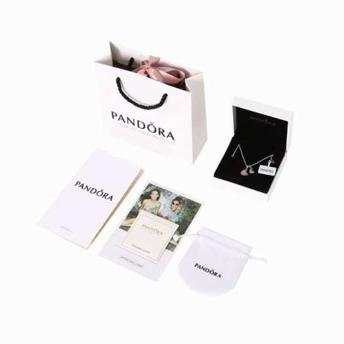 pandora 潘多拉 双重爱心项链 潘多拉双重爱心项链，两颗心紧紧相依，诉说着无尽的爱意。就像我和你，心有灵犀，心心相印，在爱的世界里，彼此陪伴，永不分离。双