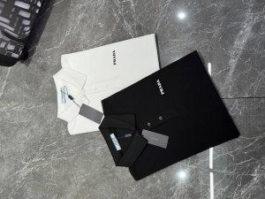 prad*A 普拉家25S春夏男士polo 商务休闲款推荐经典基础款.此款短Tee甄选丝光珠地棉面料 触感爽滑软糯 衣身胸前经典的prada字母硅胶立体烫画设计