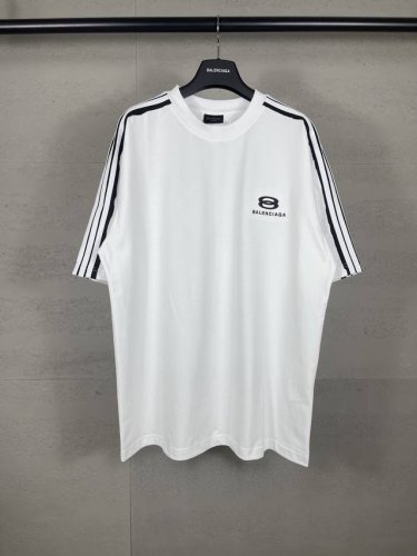 细节图 顶级版本.官网品质 Balenci*Ga 巴黎Ss25最新款，插肩袖拼色.拉条.前左胸口刺绣经典Logo短袖T恤#经典时尚 砖柜同步，第一时间研发 面料
