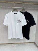Lv 2025早春 最新款短袖T恤 原标 定制面料 手感柔软 穿着舒适 做工精细.上身效果无敌帅气 码数 S-2Xl