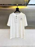 P250 Moncler 蒙口、25Ss胸贴布绣Logo圆领短袖T恤。面料采用定制240G支双股精棉平纹高密无尘全棉布料，Os版型宽松慵懒百搭，轻奢大气，众多明