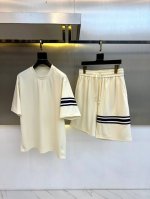一套 prad普拉、2025新款短袖+短裤套装，春夏最好看的一款纯棉针织套装，定制专柜扫盲顶级欧棉面料，原版定织罗纹，车线整齐。上身时髦洋气、兼具了实穿性以及设