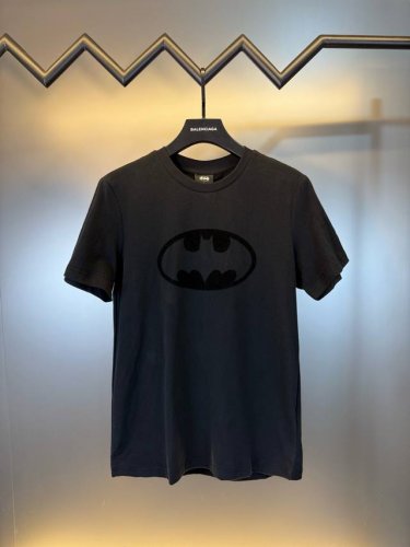 对标专柜★过验版本★Moncler 蒙口Ss25春夏新款蝙蝠侠标识短袖 定制雪绒花精纺棉 细腻柔软 舒适贴肤 全副饰有纹理蝙蝠侠点缀 象征着神秘与力量 侧面加以