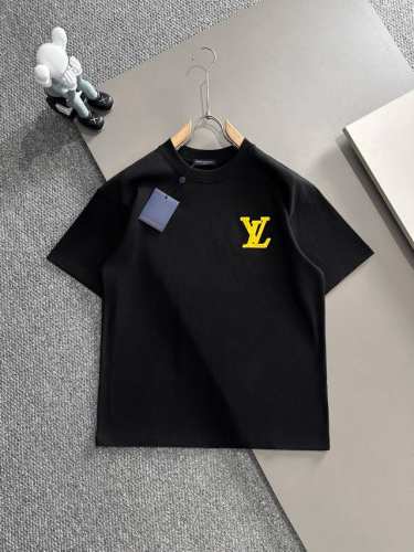 Louis Vuitton* 2025春夏款上新 原高版本 驴家Lv 面料采用270克高密度纯棉 不变形 不缩水 工艺介绍： 走秀款 前面Logo后面图案 采用