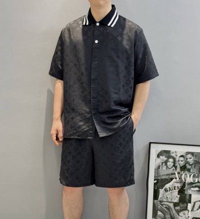 上衣 裤子 驴牌*25S波纹提花桑蚕丝套装.翻领短裤.桑蚕丝面料制成，其天然的亲和性与人体肌肤完美契合。纤维内部布满微气孔，形成天然的温控系统，使其具有良好的透
