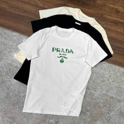 new# Prada 普拉达 专柜同款春夏男士新款简约款圆领短袖T恤。进口定织面料，主打穿着舒适、面料手感丝滑柔软，透气亲肤性极佳，着身无比的舒适，整体质感相当