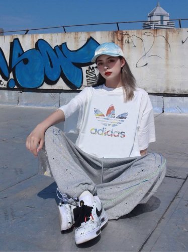 上新！元素碰撞，超级吸睛！Adidas 阿迪达斯三叶草夏日缤纷水果情侣款圆领短袖T恤，全部采用上等原料，质感好颜色鲜明！ 这种款式上身回头率超高！基础款的圆领T