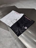 品牌：Monc*Er蒙*口 价格p： 颜色：白色 黑色 尺码：M-3Xl 介绍；2025春夏新款男士短袖T恤，都市休闲风格，极具设计感的一款单品，顶级外商客供定