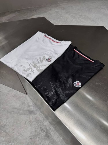 品牌：Monc*Er蒙*口 价格p： 颜色：白色 黑色 尺码：M-3Xl 介绍；2025春夏新款男士短袖T恤，都市休闲风格，极具设计感的一款单品，顶级外商客供定