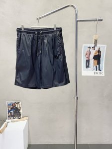 prada普拉达独家专供新款休闲短裤高端版本 专柜定制面料 透气舒适度高 细节无可挑剔 品牌元素设计理念 体现高品质 手感细腻柔软 呈现休闲裁剪 上身版型超赞