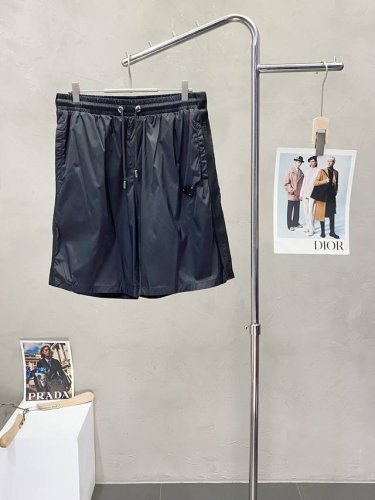 prada普拉达独家专供新款休闲短裤高端版本 专柜定制面料 透气舒适度高 细节无可挑剔 品牌元素设计理念 体现高品质 手感细腻柔软 呈现休闲裁剪 上身版型超赞