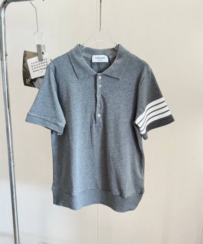 价格P： 品名：Thom Brown*学院经典四条杠Polo针织短袖 尺码：M.L 颜色：灰色 高智灰随性穿出高级感，高级小翻领配四道杠撞色边，拿捏得刚刚好！藏