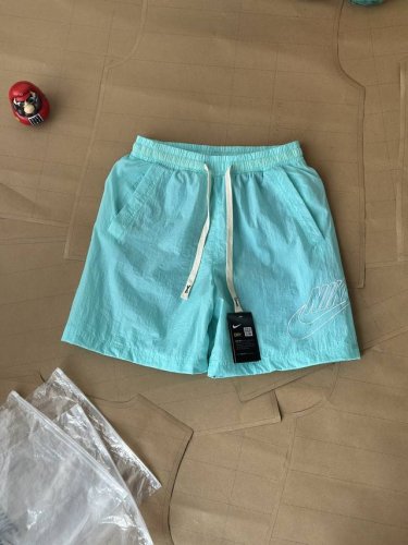 nike耐克速干短裤男子学院风梭织短裤夏运动裤透气休闲网眼刺绣Nk Sportswear 男子学院风梭织短裤采用轻盈起皱梭织面料，搭配网眼布里料，便于夏日穿搭。