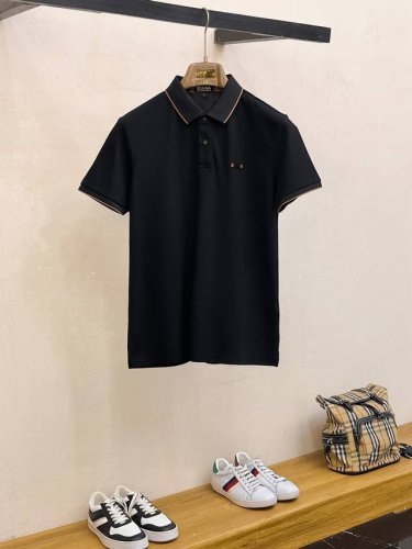 杰尼亚 2025Sshk专柜同款同步上新短袖翻领Polo，采用订制珠地棉面料，胸前品牌字母采用刺绣工艺构成标志彰显品牌奢华 高端人士必备单品，懂货的来欢迎对比专