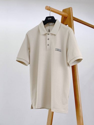 dior Homme 迪奥 桀傲 2025Ss春夏新品 很有细节亮点，经典款翻领短袖T恤衫 做工与面料，让这款经典实穿百搭，采用进口珠地面料，表面有着温润的光泽