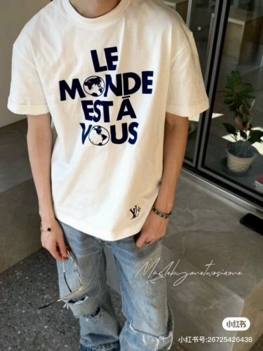 高品质 品名：Lv 25Ss 新款世界地球字母印花圆领宽松短袖男女同款短袖T恤 颜色：白色 面料：凯迪棉230G 版型：宽松 尺码 M-L-Xl 肩宽 胸围 衣