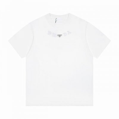 上新： 款号：B214 prada 普拉达25Ss新款经典三角标刺绣Logo字母休闲圆领短袖T恤 1面料采用260克纯棉双纱面料 柔软亲肤、透气性强，定位裁剪工