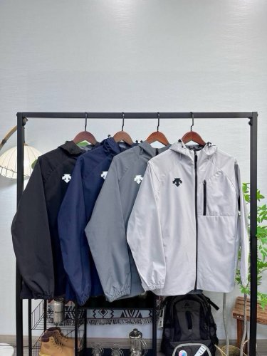 迪桑特户外冲锋衣外套 descente迪桑特连帽百搭机能防风冲锋衣连帽外套夹克 宽松显瘦 高品质 搭配防水拉链 帽绳有注塑调节扣可随意调节 穿着方便 Wang炸