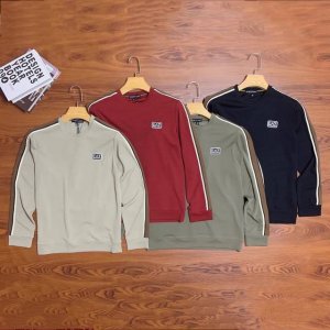 140 颜色：黑色 米色 军绿色 紫红色 尺码：M L Xl 2Xl 3Xl 4Xl 运动时尚！舒适简约！ Armani 阿玛尼 秋冬季新款圆领卫衣打底衫！甄选