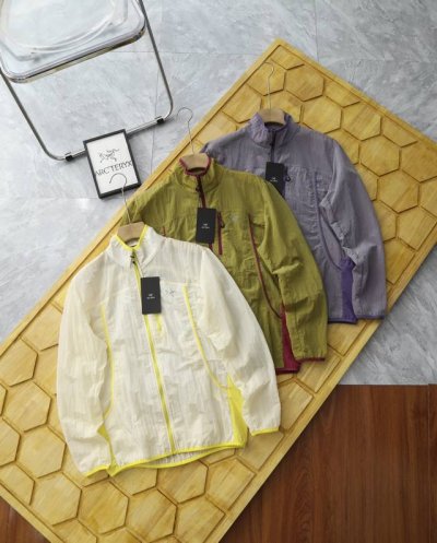 arc'teryx 始祖鸟户外休闲轻量男女同款皮肤防晒衣 定制金属光泽尼龙隐格，金属尼龙撞色拉链饰边 宽松立领凉感 使用有光纱线编织，持久金属光泽，自然褶皱，特