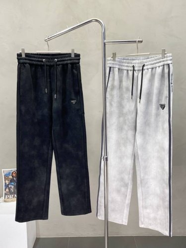 prada普拉达独家专供新款 休闲裤 高端版本！专柜定制面料 透气舒适度高，细节无可挑剔，品牌元素设计理念，体现高品质。手感细腻柔软！呈现休闲裁剪，上身版型超赞