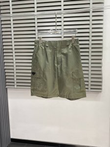 prada普拉达独家专供新款休闲短裤高端版本 专柜定制面料 透气舒适度高 细节无可挑剔 品牌元素设计理念 体现高品质 手感细腻柔软 呈现休闲裁剪 上身版型超赞