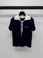 上新原单高端品Miumi*2025春夏最新系列！翻领绑带针织短袖！定制Yb冰丝纱线织造 弹力舒适 透气好穿 绑带针织短袖剪裁 胸前镶嵌字母徽标装饰 俏皮减龄 日