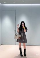 miu25灰色抽绳工装连衣裙 防风防水环保再生尼龙材质挺括有型工装连衣裙版型 通体采用开襟拉链设计连衣裙外套两穿方案配合撞色拼接增添工装休闲时尚感胸前徽标让视觉