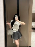 上衣 均码 裙子 Sml Miumiu缪缪字母刺绣镂空翻领针织短袖百褶裙短裙套装 款号：25671904247 颜色：灰色 尺码：Sml S码80-95斤 M码