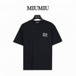 Miumiu 缪缪 25Ss 重工Logo压胶贴布压胶图案短袖T恤 面料采用高克重280G重精梳棉，定制1:1螺纹， 面料舒适亲肤无异感，定制定染面料，纺织密度