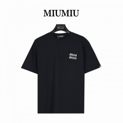 Miumiu 缪缪 25Ss 重工Logo压胶贴布压胶图案短袖T恤 面料采用高克重280G重精梳棉，定制1:1螺纹， 面料舒适亲肤无异感，定制定染面料，纺织密度