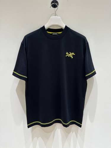 新品 Arc 鸟 2025春夏系列同款棉质短袖T恤！鸟家设计师将全新系列瞄准现代年轻人们的审美观, 打造出一款又一款惊艳众人的时尚单品！ 主打户外运动风的鸟家,