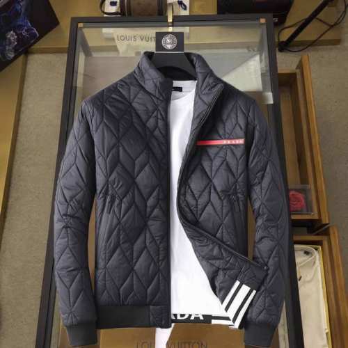 P400 普拉达 2025秋冬专柜新款休闲时尚羽绒棉服 超前卫设计风格 细腻舒适 穿着非常轻便不易起皱。多重重工艺 整体的设计颇具视觉感，上身休闲有型，有一定的