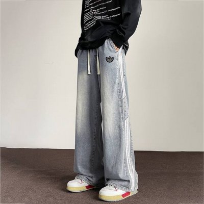 adidas 阿迪达斯三叶草 专柜新品侧边三条杠条纹拼接美式直筒牛仔裤长裤 上身非常简单帅气有型的一款牛仔裤，男女同款情侣款都是可以轻松驾驭。 甄选高品质牛仔布