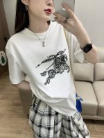 上新 。Burberry 博柏利 巴宝莉 夏季新款马术骑士刺绣Logo短袖T恤男女款 春暖花开 夏季临！ 面料纯棉270双纱，32支高密度，不透，吸汗透气！ 1