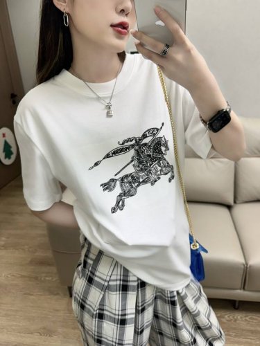 上新 。Burberry 博柏利 巴宝莉 夏季新款马术骑士刺绣Logo短袖T恤男女款 春暖花开 夏季临！ 面料纯棉270双纱，32支高密度，不透，吸汗透气！ 1