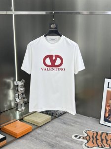 华伦天奴 25S春夏新款丝光棉T恤.经典选用客供190G定织丝光棉布制成，整件单品的面料质感极佳，着身舒适透气，即便是酷热的夏天也不会有闷热感可言！！码数：M-