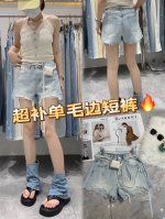 超补单毛边短裤，夏日时尚必备！浅蓝色牛仔面料，清新又百搭。个性毛边设计，增添不羁随性感，每一处磨损都写满潮流态度。搭配同色系可拆卸绑带，巧妙修饰腿部线条。腰间别