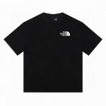 The North Face 北面落日云层短袖半袖T恤情侣款 面料采用230G 双纱纯棉，做工规整，纹路清晰，穿着舒适！ 胸前精致的印花小标 加后背的原宿风设计