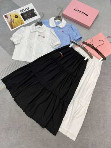 高品质Miumiu 2025夏季新品松紧腰半身裙，设计有层次的蕾丝拼接蛋糕裙效果时髦精致，刺绣Logo装饰，2色Sml衬衣220 Sml半裙250