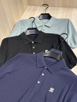 型号D-7303#，杰尼亚 2025春夏最新Z字绣标男士短袖翻领针织衫，精选针织棉质面料制成， 80支超柔长绒棉，16针密致针法，纹理清晰，紧密不易变形，质感软