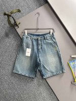 迪奥2025夏季新品牛仔裤牛仔短裤，采用进口客供日本Denim平纹棉质牛仔面料梭织生产，三标齐全，顶尖的石磨水洗工艺让质感达到80年代的老味，柔软细腻舒适透气，